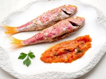Salmonetes asados con tomate, de Karlos Arguiñano: "En poco tiempo tienes una receta de fundamento cualquier día"