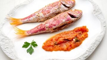 Salmonetes asados con tomate, de Karlos Arguiñano: "En poco tiempo tienes una receta de fundamento cualquier día"