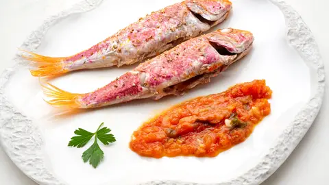 Salmonetes asados con tomate, de Karlos Arguiñano: "En poco tiempo tienes una receta de fundamento cualquier día" Salmonetes asados con tomate, de Karlos Arguiñano: "En poco tiempo tienes una receta de fundamento cualquier día"
