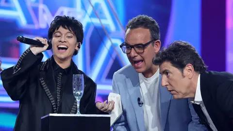 ¿Podrán romper una copa con su voz? Àngel Llàcer pone a prueba los agudos de los concursantes… ¡y de Lolita! ¿Podrán romper una copa con su voz? Àngel Llàcer pone a prueba los agudos de los concursantes… ¡y de Lolita!