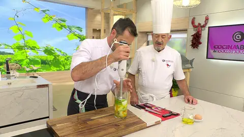 Tritura los ingredientes hasta que consigas una mahonesa homogénea Tritura los ingredientes hasta que consigas una mahonesa homogénea