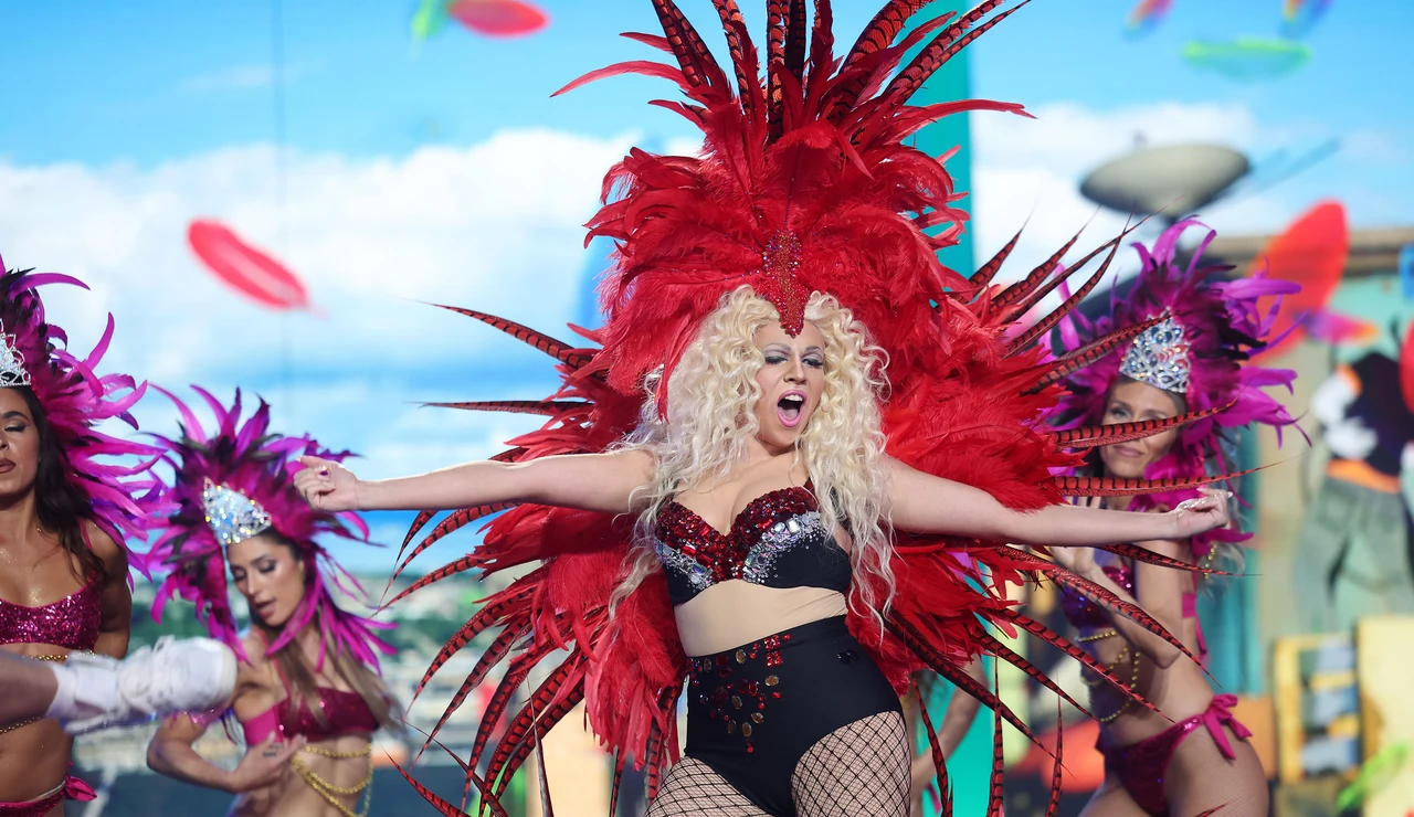 ¿Otra vez en Carnaval? Yenesi monta una fiesta en plató convertida en Niki Minaj con ‘Pound the alarm’