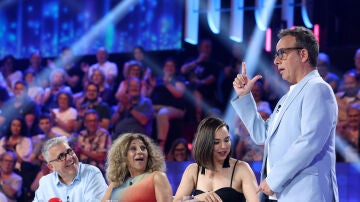 Àngel Llàcer recuerda su desastroso paso por Eurovisión al inicio de la primera semifinal de Tu cara me suena