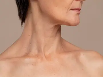 Cuello y escote de mujer de mediana edad Cuello y escote de mujer de mediana edad