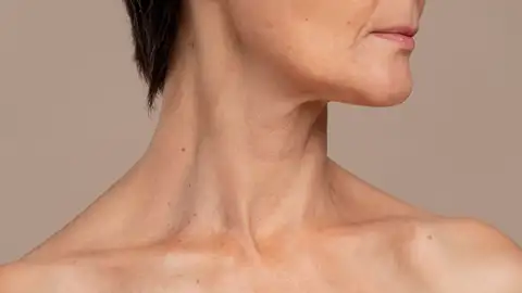 Cuello y escote de mujer de mediana edad Cuello y escote de mujer de mediana edad