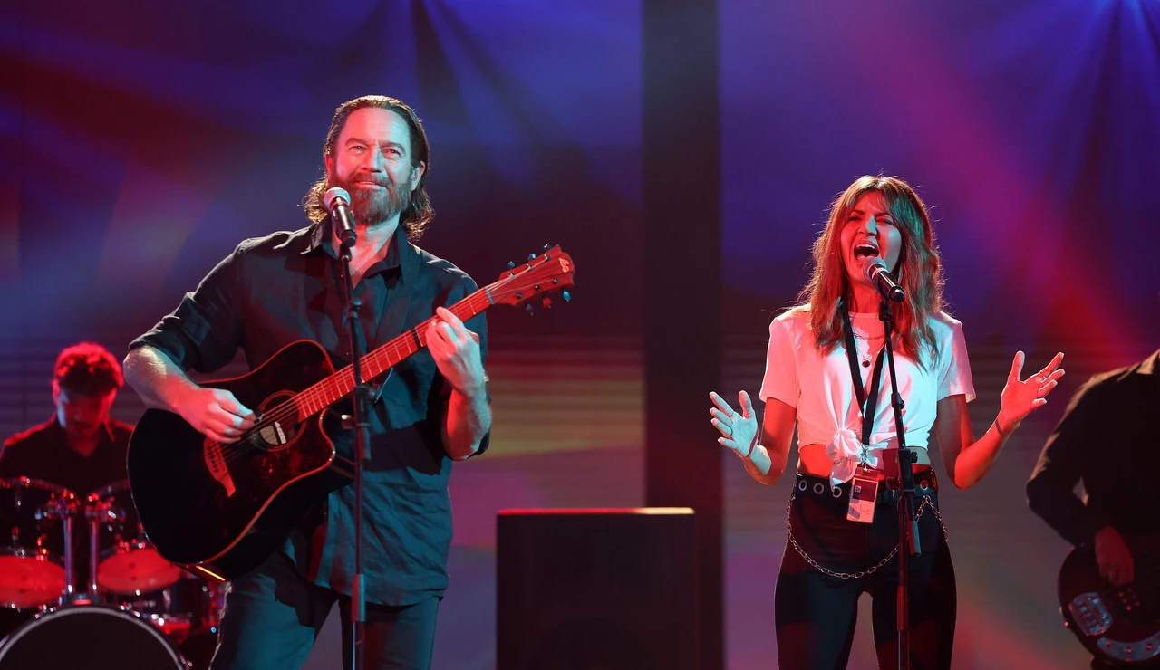 Bertín Osborne y Mariana Gómez conquistan el escenario como Bradley Cooper y Lady Gaga con ‘Shallow’