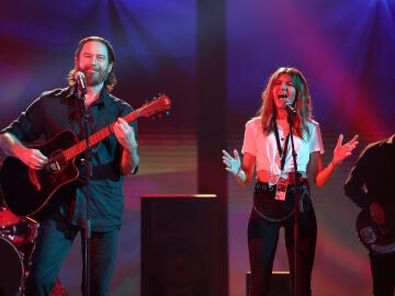 Bertín Osborne y Mariana Gómez conquistan el escenario como Bradley Cooper y Lady Gaga con ‘Shallow’