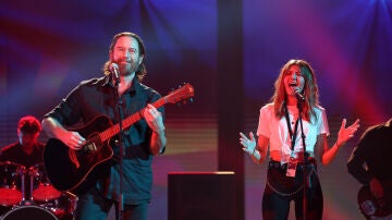 Bertín Osborne y Mariana Gómez conquistan el escenario como Bradley Cooper y Lady Gaga con ‘Shallow’