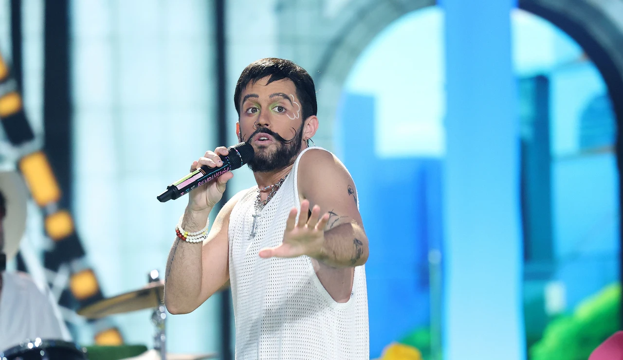 Bigotito, energía y buen rollo: Mikel Herzog Jr. se transforma en Camilo con ‘Kesi’