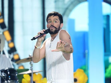 Bigotito, energía y buen rollo: Mikel Herzog Jr. se transforma en Camilo con ‘Kesi’