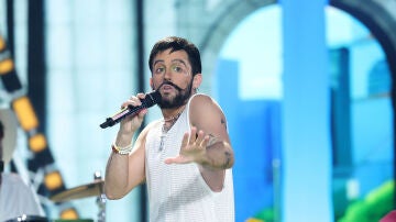 Bigotito, energía y buen rollo: Mikel Herzog Jr. se transforma en Camilo con ‘Kesi’