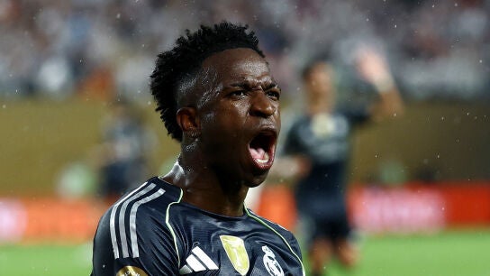 Vin&iacute;cius celebra su gol al Salzburgo