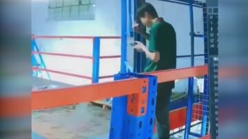 Cae por el hueco de la escalera.