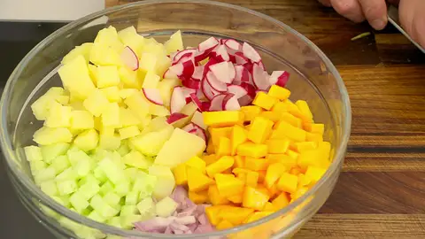 Pela el mango, córtalo en dados y agrégalo al bol Pela el mango, córtalo en dados y agrégalo al bol