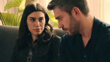María anima a Andrés a que vuelva a su vida en la fábrica... ¡No quiere lastrarle!