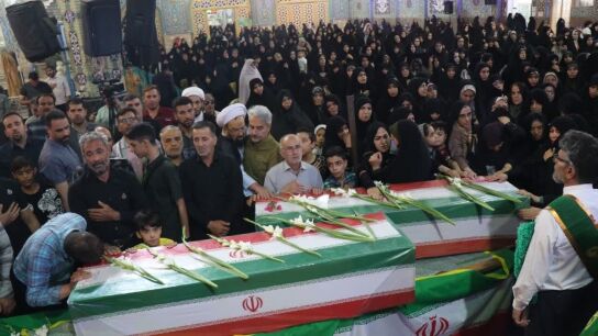 Iran&iacute;es cargan el ata&uacute;d de las v&iacute;ctimas iran&iacute;es, fallecidas en un reciente ataque a&eacute;reo israel&iacute;. Israel e Ir&aacute;n han intercambiado disparos desde que Israel lanz&oacute; ataques en todo Ir&aacute;n el 13 de junio de 2025 como parte de la Operaci&oacute;n 'Le&oacute;n Ascendente'.