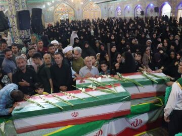 Iraníes cargan el ataúd de las víctimas iraníes, fallecidas en un reciente ataque aéreo israelí. Israel e Irán han intercambiado disparos desde que Israel lanzó ataques en todo Irán el 13 de junio de 2025 como parte de la Operación 'León Ascendente'.