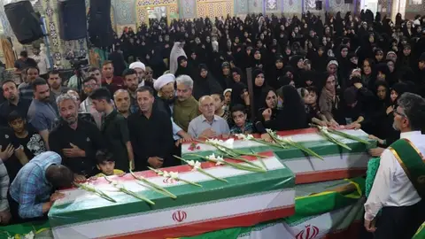 Iraníes cargan el ataúd de las víctimas iraníes, fallecidas en un reciente ataque aéreo israelí. Israel e Irán han intercambiado disparos desde que Israel lanzó ataques en todo Irán el 13 de junio de 2025 como parte de la Operación 'León Ascendente'. Iraníes cargan el ataúd de las víctimas iraníes, fallecidas en un reciente ataque aéreo israelí. Israel e Irán han intercambiado disparos desde que Israel lanzó ataques en todo Irán el 13 de junio de 2025 como parte de la Operación 'León Ascendente'.