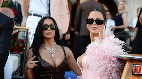 Kim Kardashian y Khloé Kardashian en la boda de Jeff Bezos y Lauren Sánchez Kim Kardashian y Khloé Kardashian en la boda de Jeff Bezos y Lauren Sánchez