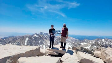 Imagen de padre e hijo en la cima