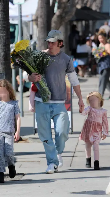 Jeremy Allen White y sus hijas Jeremy Allen White y sus hijas