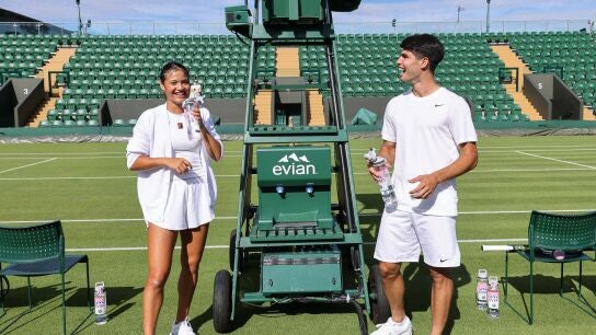 Raducanu y Alcaraz en una de las pistas del All England Club en Wimbledon