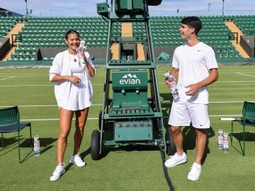 Raducanu y Alcaraz en una de las pistas del All England Club en Wimbledon