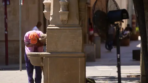 Un hombre se refresca en una fuente este sábado en Lleida Un hombre se refresca en una fuente este sábado en Lleida