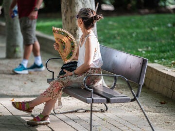 Imagen de archivo de una mujer durante la primera ola de calor del verano. 