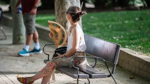Imagen de archivo de una mujer durante la primera ola de calor del verano. Imagen de archivo de una mujer durante la primera ola de calor del verano.