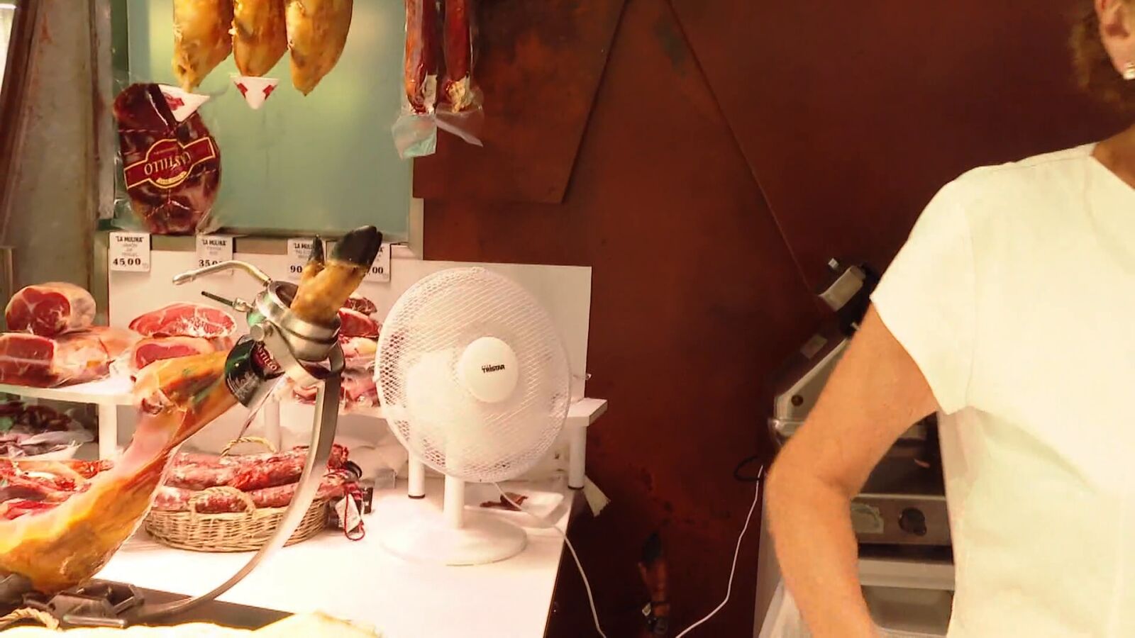 Ola de calor y sin aire acondicionado: trabajar en este mercado de Barcelona se ha convertido en un desafío diario