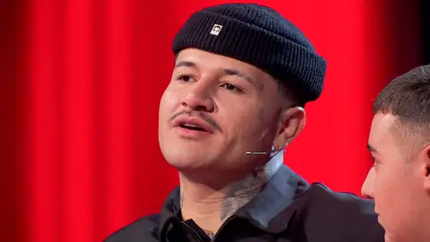 Kapo se sube al escenario para darle unos consjos a Emilio tras su actuación Kapo se sube al escenario para darle unos consjos a Emilio tras su actuación
