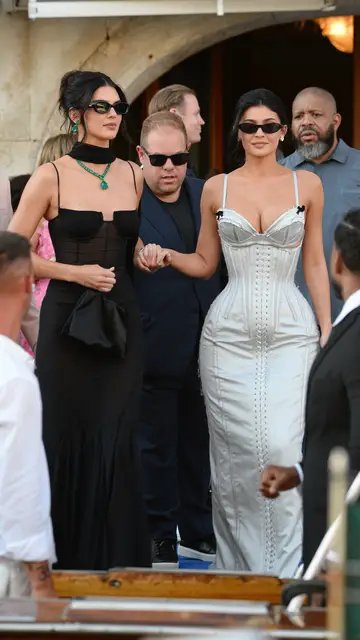 Kendall Jenner and Kylie Jenner en la boda de Jeff Bezos y Lauren Sánchez Kendall Jenner and Kylie Jenner en la boda de Jeff Bezos y Lauren Sánchez