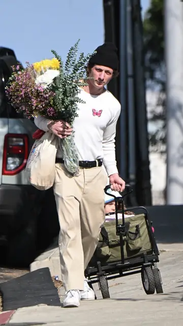 Jeremy Allen White comprando flores Jeremy Allen White comprando flores
