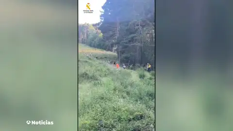 VÍDEO del rescate de 50 niños y sus monitores: estaban desorientados, cansados y algunos tuvieron que ser trasladados en brazos VÍDEO del rescate de 50 niños y sus monitores: estaban desorientados, cansados y algunos tuvieron que ser trasladados en brazos