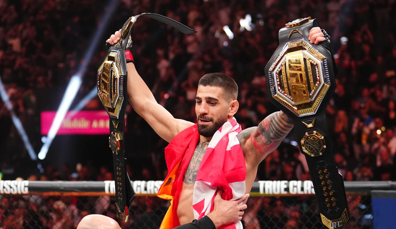 Ilia Topuria posa con sus dos títulos de campeón