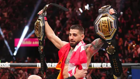 Ilia Topuria posa con sus dos títulos de campeón Ilia Topuria posa con sus dos títulos de campeón