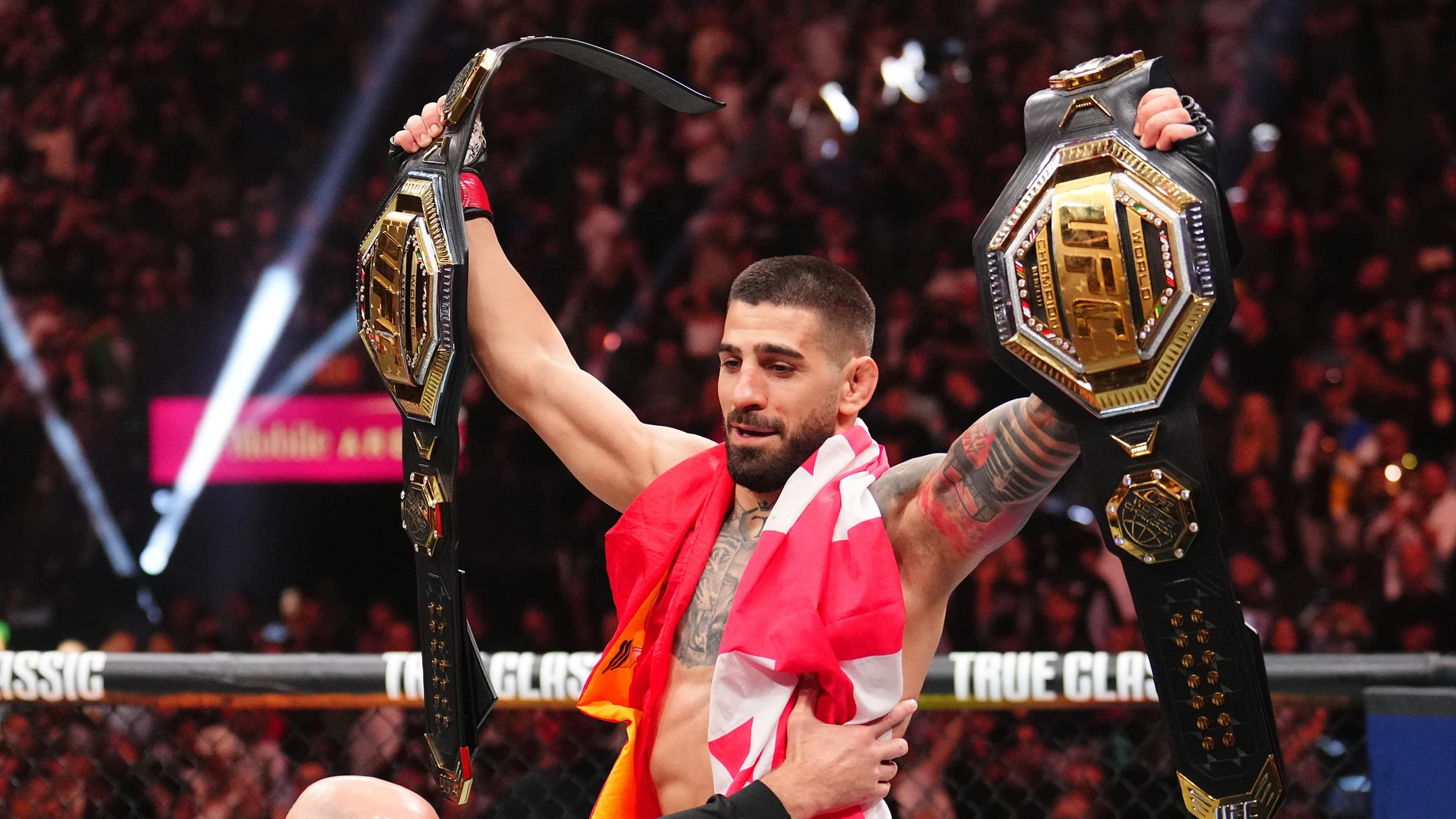 Ilia Topuria posa con sus dos títulos de campeón Ilia Topuria posa con sus dos títulos de campeón