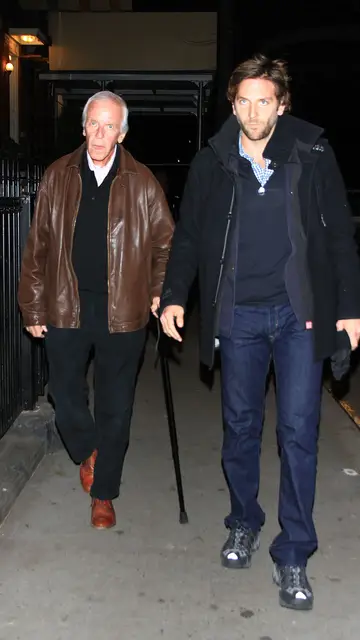 Bradley Cooper y su padre en 2010 Bradley Cooper y su padre en 2010
