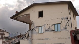 Imagen de archivo de una casa tras un terremoto