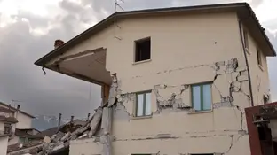 Imagen de archivo de una casa tras un terremoto Imagen de archivo de una casa tras un terremoto
