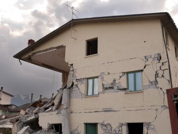 Imagen de archivo de una casa tras un terremoto