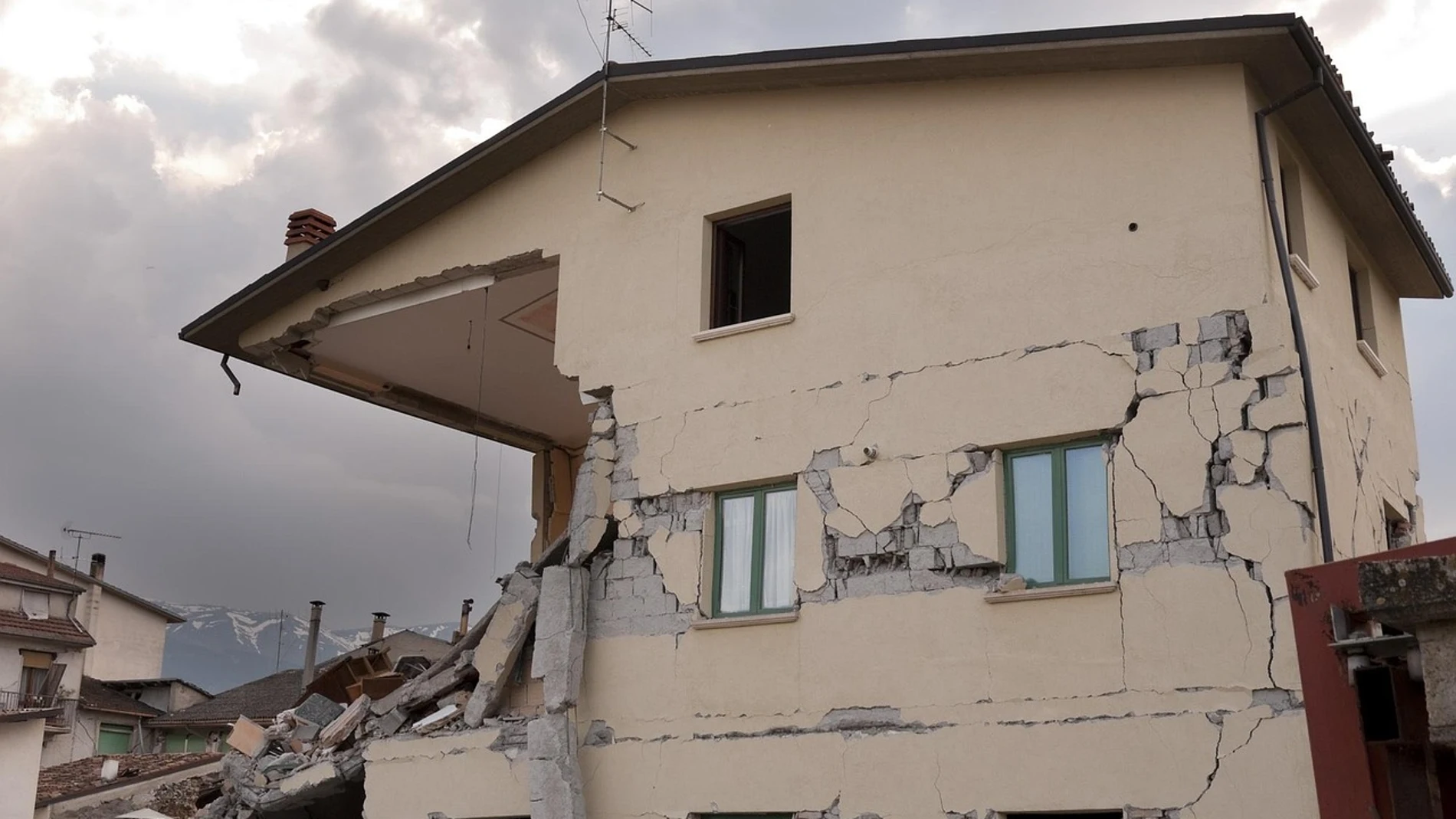 Imagen de archivo de una casa tras un terremoto Imagen de archivo de una casa tras un terremoto