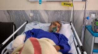 Imagen de un herido en el ataque israel&iacute; a la prisi&oacute;n Evin de Teher&aacute;n