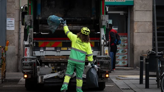 Imagen de archivo de un trabajador de limpieza municipal de Barcelona. Imagen de archivo de un trabajador de limpieza municipal de Barcelona.
