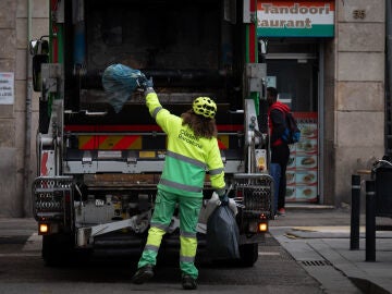 Imagen de archivo de un trabajador de limpieza municipal de Barcelona.