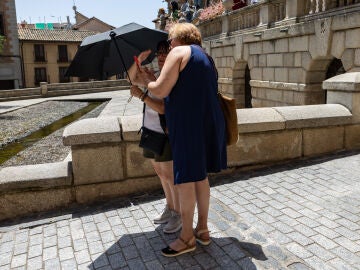 Dos mujeres protegiéndose del calor en España