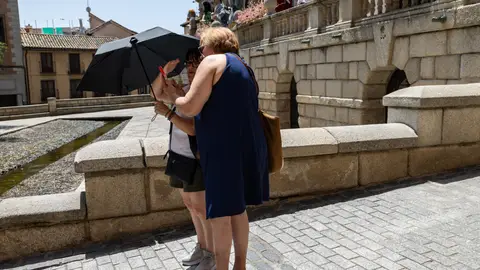 Dos mujeres protegiéndose del calor en España Dos mujeres protegiéndose del calor en España