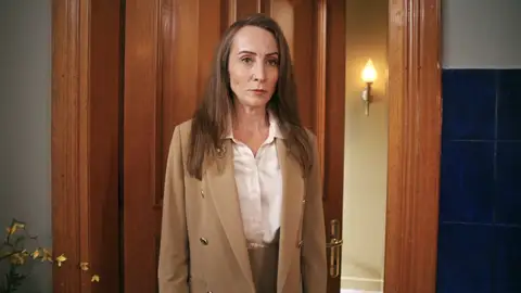 “Llámame señora”: la transformación de Esme que deja sin palabras a Nükhet y a las criadas de la mansión