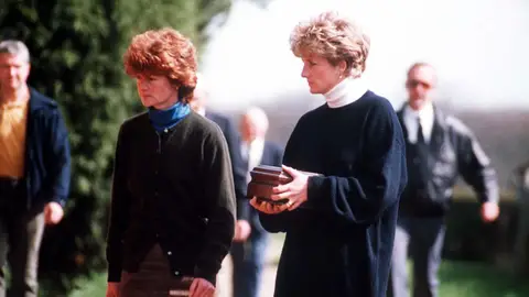 Lady Di y su hermana Sarah Lady Di y su hermana Sarah